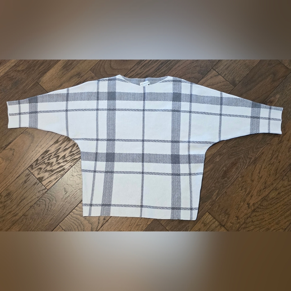 Adrienne Vittadini Plaid Gray and Creamy White Size Med Like New 3/4 sleeve SFH